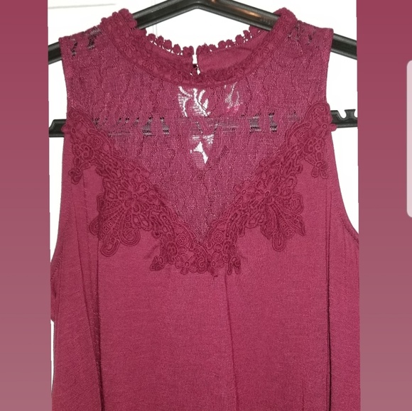 Ladies keyhole back top - Picture 2 of 5